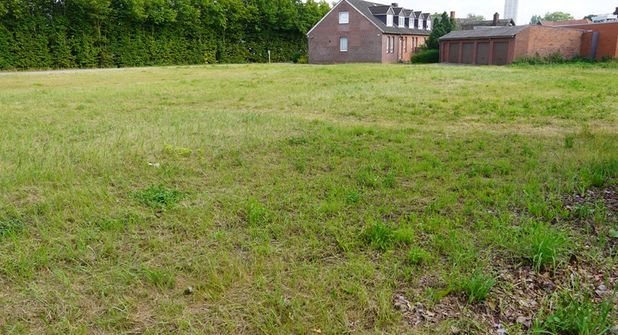 Auf der brachliegenden Fläche soll Wohnraum entstehen.