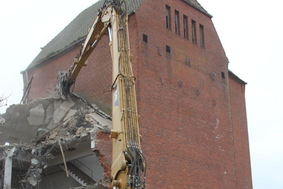 Rückbau der ehemaligen Getreidesilos mittels Hydraulikbagger mit Abbruchschere im November 2011.