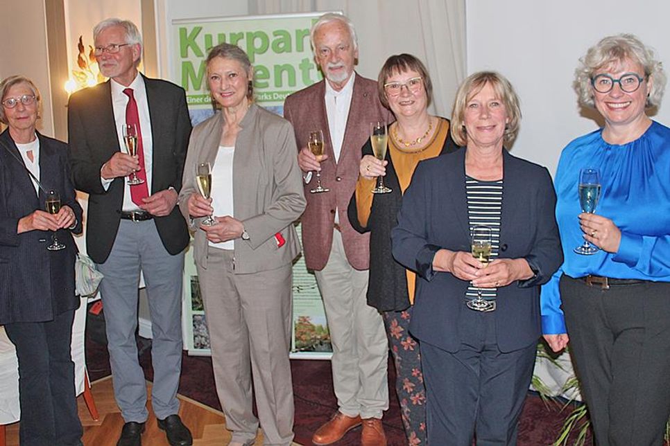 Michaele von Korff (v.l.), Dieter Busch, Julia Freese mit Ehemann Günter, Helga Krupp-Rudzik, Carina Muhmann und Claudia Walter konnten stolz auf die geleistete Arbeit der vergangenen 20 Jahre sein.