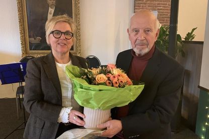 Kirsten Sköries ehrte Hans-Uwe Hartert für seinen unermüdlichen Einsatz für die Gruber Geschichte und Gemeinschaft.