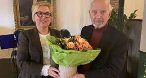 Kirsten Sköries ehrte Hans-Uwe Hartert für seinen unermüdlichen Einsatz für die Gruber Geschichte und Gemeinschaft.