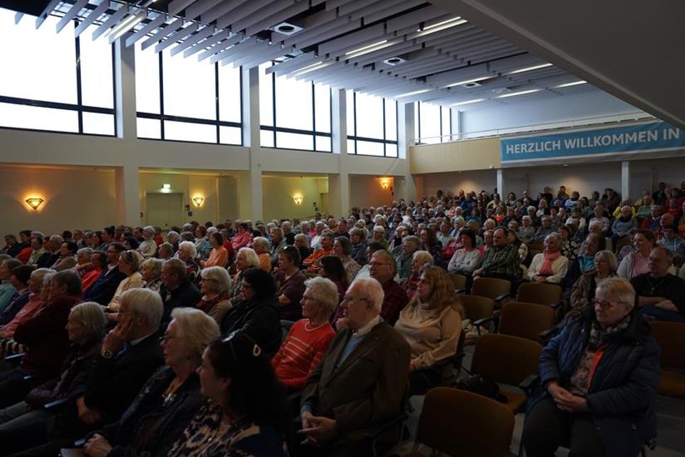 Gut besucht: Zahlreiche Zuschauerinnen, aber auch viele Zuschauer waren in die Aula der Jacob-Lienau-Schule gekommen.