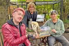 Wildtierheim-Koordinator Lukas Bock (links) und Kaninchen-Expertin Birte Heckel-Neubert freuen sich über die Unterstützung durch Wieland von Westernhagen, der ihnen die Erlöse aus dem nostalgischen Fotobuch von Wolfgang Petonke und dem eigenen Fotokalender zukommen lässt.