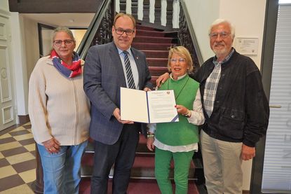 Kay und Dörte Cornils von der gleichnamigen Stiftung, Neustadts Bürgermeister Mirko Spieckermann und die Vorsitzende des Beirates für Menschen mit Behinderung im Kreis Ostholstein Martina Scheel (v.re.) trafen sich im Rathaus in Neustadt.