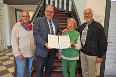 Kay und Dörte Cornils von der gleichnamigen Stiftung, Neustadts Bürgermeister Mirko Spieckermann und die Vorsitzende des Beirates für Menschen mit Behinderung im Kreis Ostholstein Martina Scheel (v.re.) trafen sich im Rathaus in Neustadt.