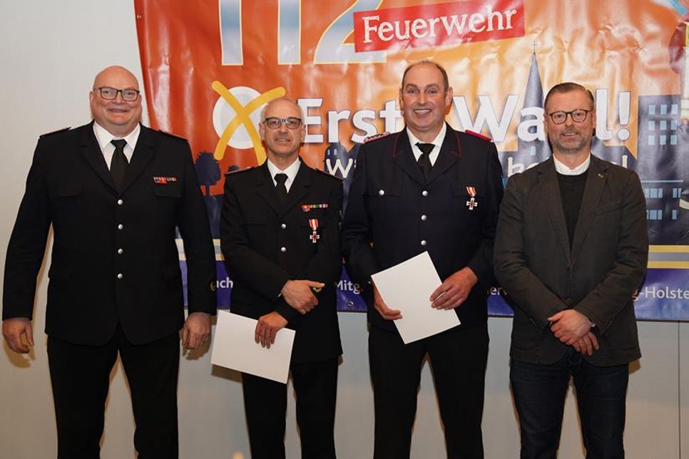 Das Brandschutzehrenzeichen am Bande für 25 Jahre aktiven Feuerwehrdienst wurde an Matthias Holtz und Bernd Bader verliehen.