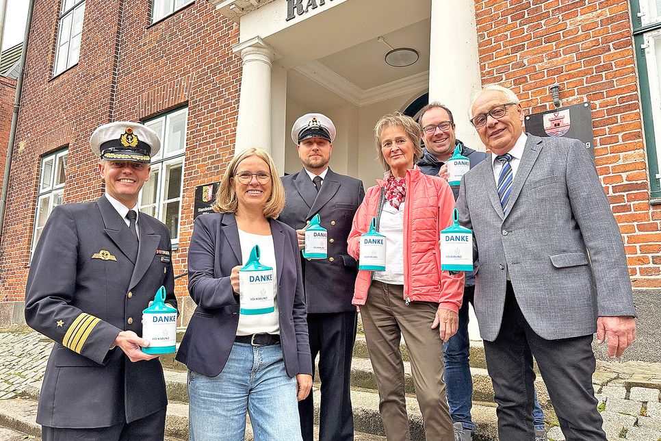 Sammeln am Dienstag in Plön Spenden für den Volksbund (v.l.): Fregattenkapitän Claas Vehrenkamp, Bürgermeisterin Mira Radünzel, Hauptbootsmann Kolja Ziehmer, Kreispräsidentin Hildegard Mersmann und Bürgervorsteher Thure Koll und Volksbund-Chef Peter Sönnichsen.