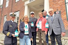 Sammeln am Dienstag in Plön Spenden für den Volksbund (v.l.): Fregattenkapitän Claas Vehrenkamp, Bürgermeisterin Mira Radünzel, Hauptbootsmann Kolja Ziehmer, Kreispräsidentin Hildegard Mersmann und Bürgervorsteher Thure Koll und Volksbund-Chef Peter Sönnichsen.