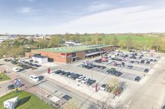 Der moderne Rewe Haase Markt in Neustadt, 2022 nach dem Green-Building-Konzept errichtet.