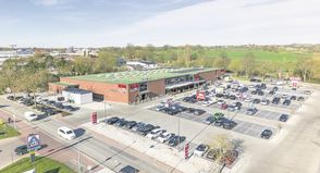 Der moderne Rewe Haase Markt in Neustadt, 2022 nach dem Green-Building-Konzept errichtet.