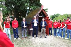 Die neuen Auszubildenden und dual Studierenden der Sparkasse Holstein am renovierten Hexenhaus im Küchengarten Schloss Eutin. Mit dabei sind Rüdiger Hahnkow, Leiter Privatkunden (Mi.), Daniel Weinhold, Leiter Filiale Eutin (Mi. re.), und Olaf Nelle, Leiter Stiftungsmanagement (Mi. lks.). (Foto: Sparkasse Holstein/Judith Hoppe)