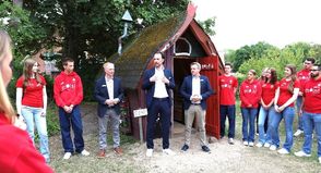 Die neuen Auszubildenden und dual Studierenden der Sparkasse Holstein am renovierten Hexenhaus im Küchengarten Schloss Eutin. Mit dabei sind Rüdiger Hahnkow, Leiter Privatkunden (Mi.), Daniel Weinhold, Leiter Filiale Eutin (Mi. re.), und Olaf Nelle, Leiter Stiftungsmanagement (Mi. lks.). (Foto: Sparkasse Holstein/Judith Hoppe)