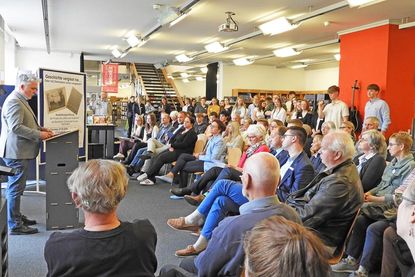 Erinnerungsarbeit mit Reichweite: Die AG „Wider das Vergessen“ gestaltete unter anderem eine Ausstellung in der Kreisbibliothek, zu deren Eröffnung Vertreter*innen von Stadt, Kreis und Land sprachen.