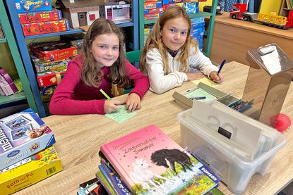 Die Schülerinnen Sophia und Marie gehören zum Büchereiteam.