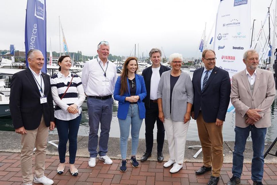 Oliver Seiter (Geschäftsführer der ancora Marina), Anja-Carina Schräder-Voß (Gesellschafterin der ancora Marina), Heiko Zimmermann (Organisator und Geschäftsführer der Yachtfestival 365 GmbH), Magdalena Finke (Staatssekretärin im Ministerium für Inneres, Kommunales, Wohnen und Sport des Landes Schleswig-Holstein), André Rosinski (Vorstand der Tourismusagentur Lübecker Bucht), Petra Kirner (Kreispräsidentin), Mirko Spieckermann (Bürgermeister) und Heinrich Holtfester (Bürgervorsteher; v. lks.) bei der Eröffnung.