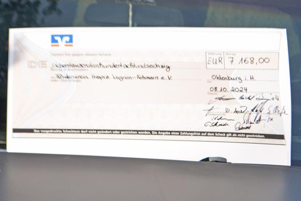 7168,- Euro, dieser Scheck schmückte bei der Geldübergabe die Windschutzscheibe von Chevrolet „Klausi“.
