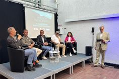 Die Teilnehmer der Podiumsdiskussion (v. lks.): Dr. Frank Wilschewski (Zeittor Museum), Marius Bothmann (Strandkiste/Golden Leaf), Sven Muchow (Gewerbeverein/Balticum Verlag), Jürgen Mohr (Gewerbeverein/eska kaufhaus), Julia Nagelsmeier (BIG Städtebau GmbH) und Moderator Dr. Can Özren (IHK).