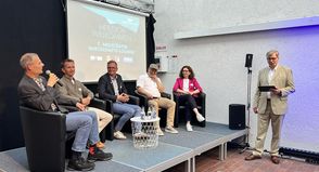 Die Teilnehmer der Podiumsdiskussion (v. lks.): Dr. Frank Wilschewski (Zeittor Museum), Marius Bothmann (Strandkiste/Golden Leaf), Sven Muchow (Gewerbeverein/Balticum Verlag), Jürgen Mohr (Gewerbeverein/eska kaufhaus), Julia Nagelsmeier (BIG Städtebau GmbH) und Moderator Dr. Can Özren (IHK).