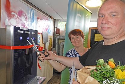 Detlef Schnitzke hat sich als Vorsitzender viele Jahre eingebracht, und weihte mit Kassenwartin Bianka Jahrmärker den neuen Wasserspender ein.