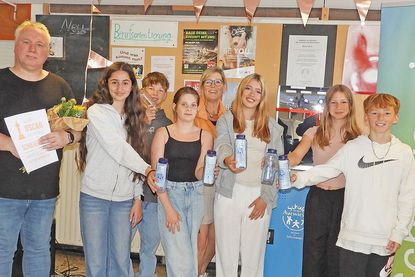 Die Schulgemeinschaft freut sich über den neuen Wasserspender.