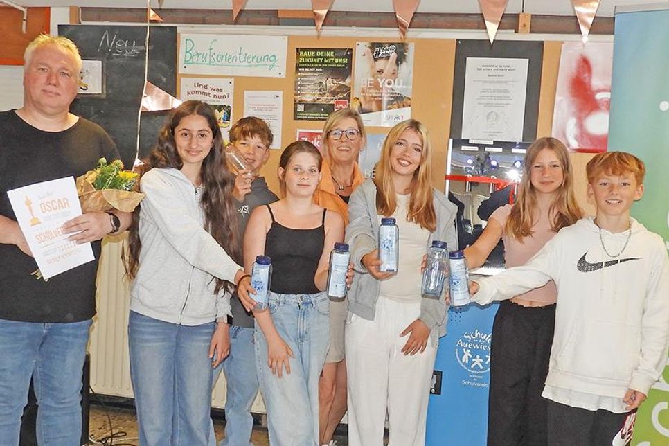 Die Schulgemeinschaft freut sich über den neuen Wasserspender.
