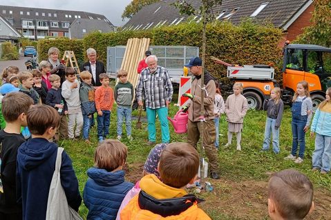 Junge Bäume – junge Paten: Die Pflanzaktion soll gern Nachahmung finden.