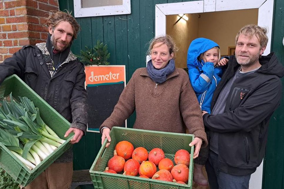 Laden dazu ein, Mitglied zu werden (von links): die Betriebsleiter Daniel Fitsch, Viola Göpel und Martin Piper (mit Tochter Lina).