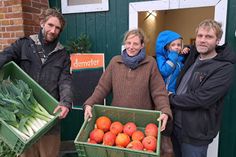 Laden dazu ein, Mitglied zu werden (von links): die Betriebsleiter Daniel Fitsch, Viola Göpel und Martin Piper (mit Tochter Lina).
