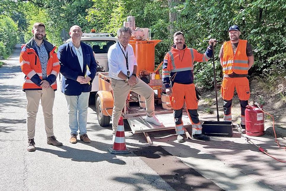 Die Gemeinde Ahrensbök verfügt jetzt über einen eigenen Asphaltkocher.