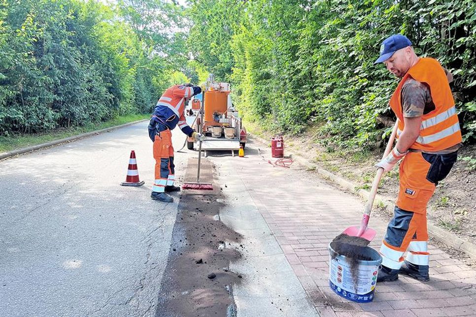 Den Einsatz des Asphaltkochers demonstrierten die Arbeiter des Betriebshofes jüngst bei einem Pressetermin.