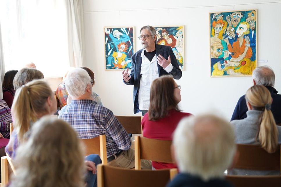 Holger Wittig-Koppe gab am Eröffnungstag eine kleine Einführung in sein Schaffen.