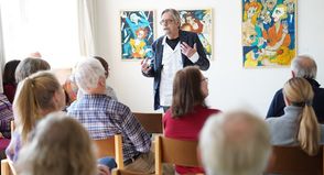 Holger Wittig-Koppe gab am Eröffnungstag eine kleine Einführung in sein Schaffen.