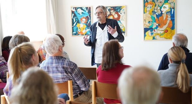 Holger Wittig-Koppe gab am Eröffnungstag eine kleine Einführung in sein Schaffen.