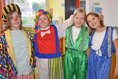 Clowns und Artisten (v.l.): Tomte, Louis, Kathi und Jella aus der Klasse 4b bereiten sich auf ihren Auftritt vor.