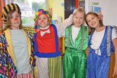 Clowns und Artisten (v.l.): Tomte, Louis, Kathi und Jella aus der Klasse 4b bereiten sich auf ihren Auftritt vor.
