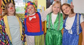 Clowns und Artisten (v.l.): Tomte, Louis, Kathi und Jella aus der Klasse 4b bereiten sich auf ihren Auftritt vor.