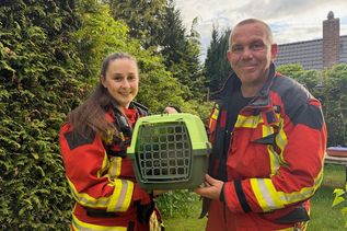 Feuerwehrfrau Sarah Kallweit und Feuerwehrmann Karsten Schönfeldt haben mit der Unterstützung der Einsatzkräfte vor Ort den Vogel gerettet.