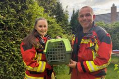 Feuerwehrfrau Sarah Kallweit und Feuerwehrmann Karsten Schönfeldt haben mit der Unterstützung der Einsatzkräfte vor Ort den Vogel gerettet.