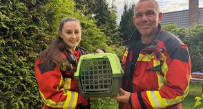 Feuerwehrfrau Sarah Kallweit und Feuerwehrmann Karsten Schönfeldt haben mit der Unterstützung der Einsatzkräfte vor Ort den Vogel gerettet.