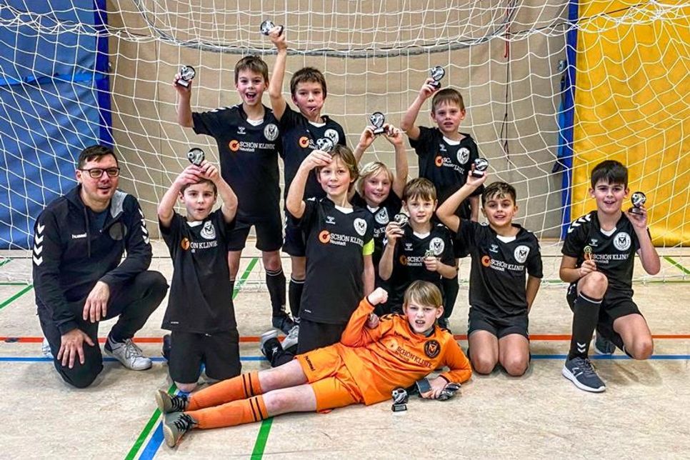 E1 Fußballjugend des TSV Neustadt mit Trainer Laszlo Nyakas.