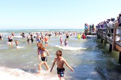 Am 1. Mai geht es um 14 Uhr mit viel Tamtam in die noch kühlen Ostseewellen.