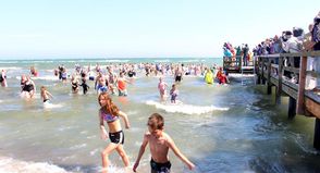 Am 1. Mai geht es um 14 Uhr mit viel Tamtam in die noch kühlen Ostseewellen.