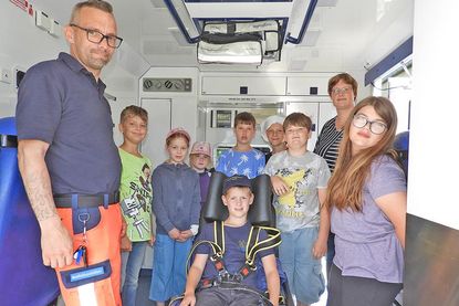 Einen Rettungswagen mit Sascha Mester (li.) von innen zu besehen…