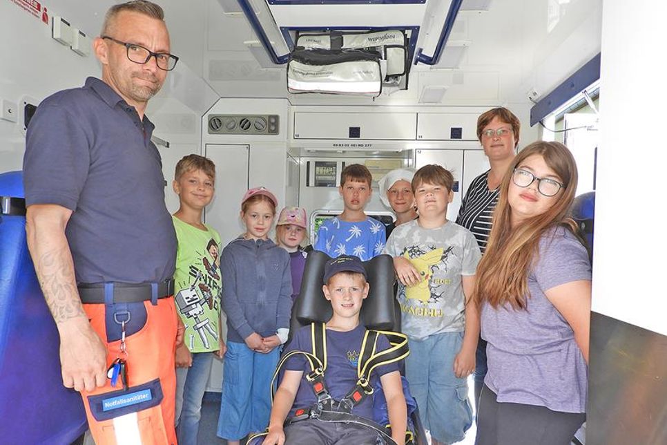 Einen Rettungswagen mit Sascha Mester (li.) von innen zu besehen…