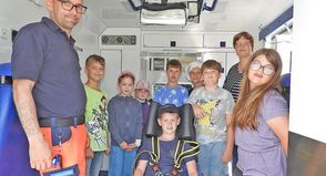 Einen Rettungswagen mit Sascha Mester (li.) von innen zu besehen…