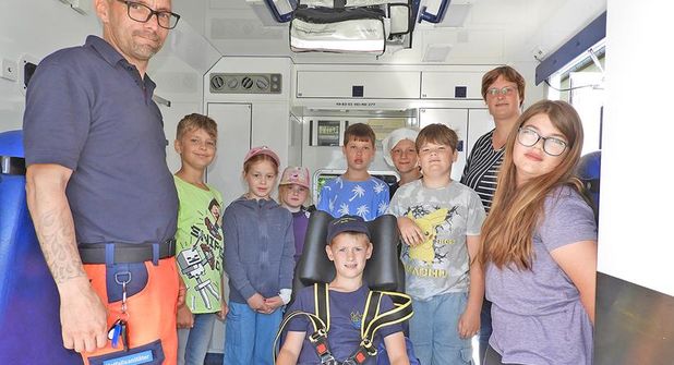 Einen Rettungswagen mit Sascha Mester (li.) von innen zu besehen…