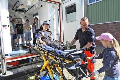 …und auf der Trage probezuliegen war nur eine von sieben spannenden Blaulicht-Stationen.