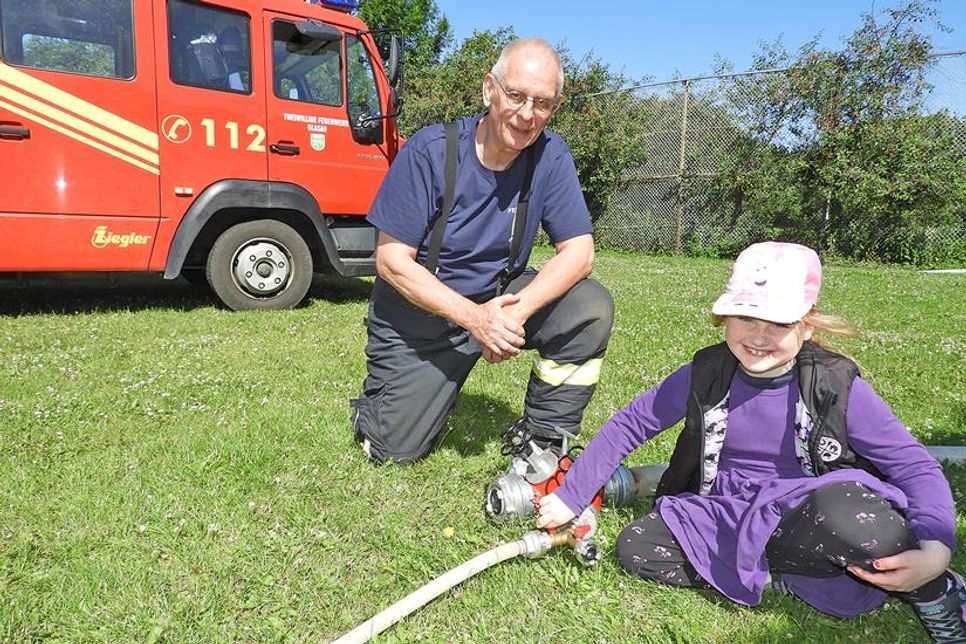 Heiko Rave von der Freiwilligen Feuerwehr zeigte Karlotta die Handgriffe für „Wasser marsch!“.
