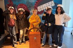 Für besondere Heiterkeit bei den Schülern sorgte die Kleiderkammer des Museums, in der zünftige Seemannskleidung anprobiert werden durfte.