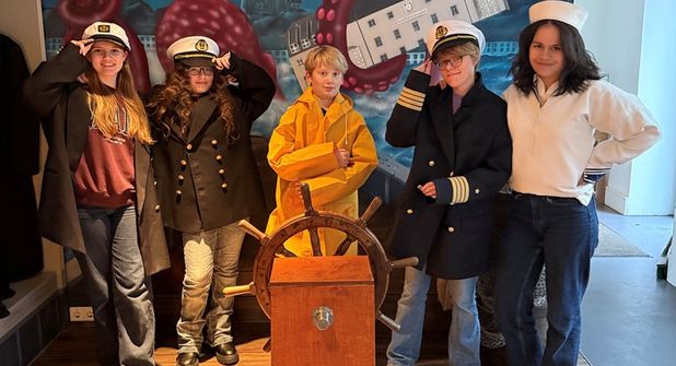 Für besondere Heiterkeit bei den Schülern sorgte die Kleiderkammer des Museums, in der zünftige Seemannskleidung anprobiert werden durfte.